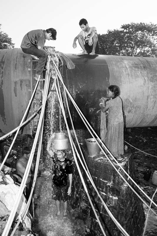 Urban Drinking Water Challenges - Procuring drinking water from a leaking pipeline in an informal colony in Mumbai, Maharashtra